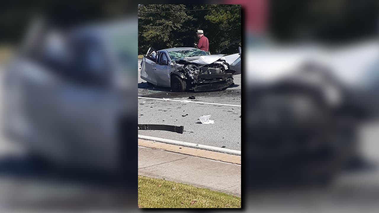 El Departamento de Policía de la ciudad de Lawrenceville informó que debieron utilizar maquinaria especializada para poder sacar a un hombre gravemente herido dentro de uno de los vehículos.