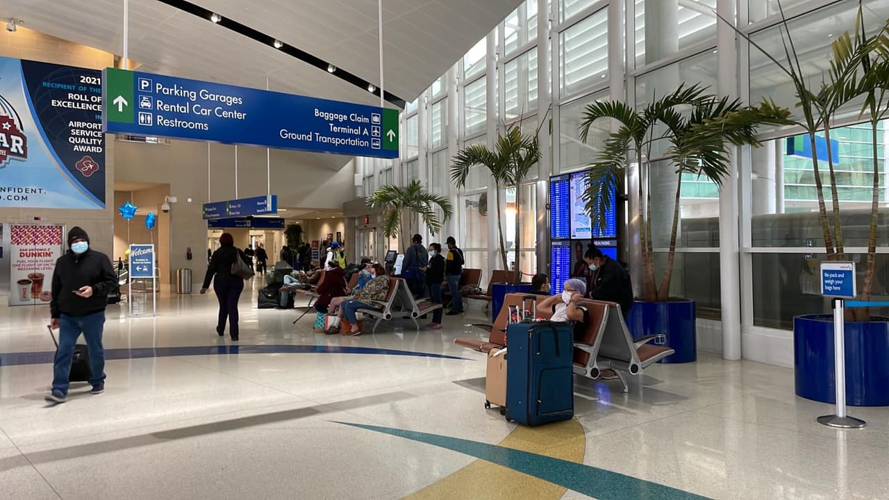 Cancelan la mayoría de los vuelos en el Aeropuerto Internacional de San Antonio por tormenta invernal 