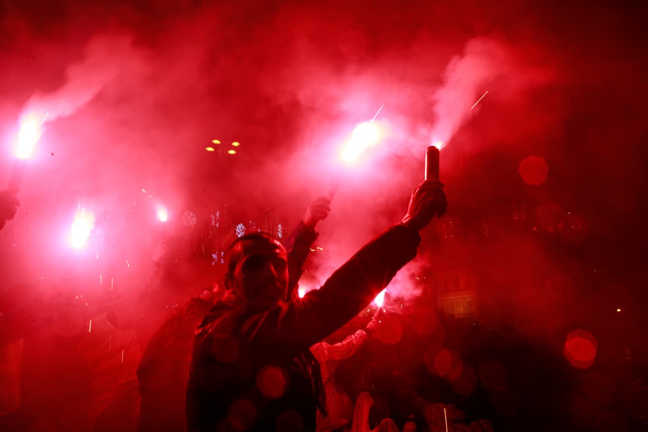 Un hombre celebra la entrada de año en el distrito Orkatoy de Estambul, minutos antes de que el ataque se produjera en la misma zona.