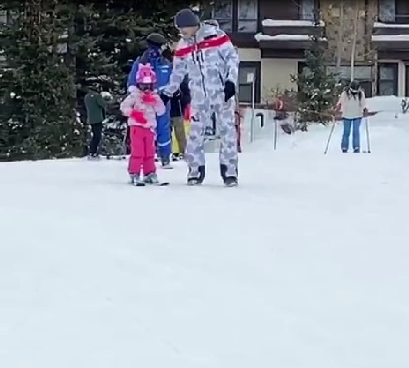 Los Tacher acostumbran pasar las vacaciones de invierno en la nieve. En el 2018, Michelle recibió su primera clase en este deporte extremo por parte de su hermana mayor, Hannah, pero esta vez fue Alan quien se convirtió en su maestro.