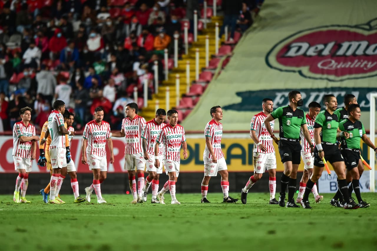 Los Rayos se iban al descanso con dos goles en contra y sin ideas en el césped. El fantasma de la tercera derrota consecutiva merodeaba en el Victoria.