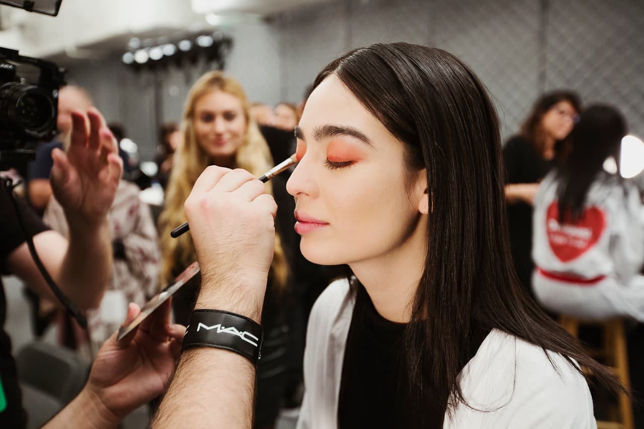 El maquillaje, inspirado en los colores de las metrópolis antiguas y creado por Gordon Espinet, centra la atención en sus ojos. La piel luce lo más natural posible, y los labios van de color nude.