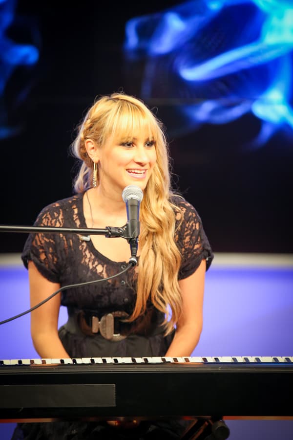 El grupo Ha*Ash estuvo en el Uforia Lounge de Los Ángeles deleitando a los radioescuchas de K-Love 107.5FM