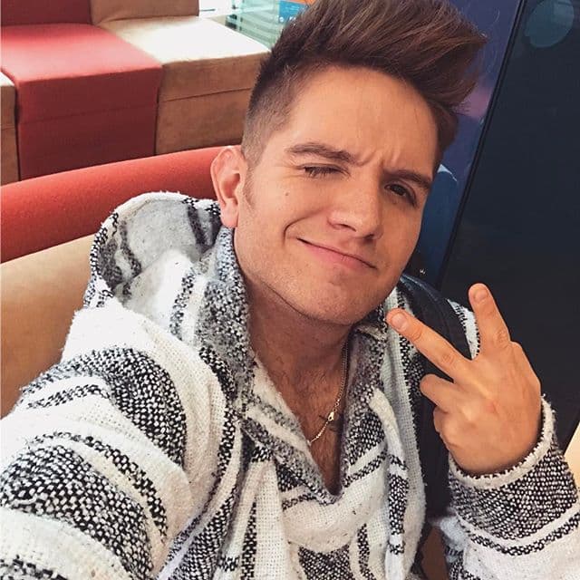 De esta manera fue como El Dasa empezó una carrera en continuo ascenso que lo ha llevado a pisar grandes escenarios junto a persoanlidades como El Coyote y La Arrolladora Banda El Limón.