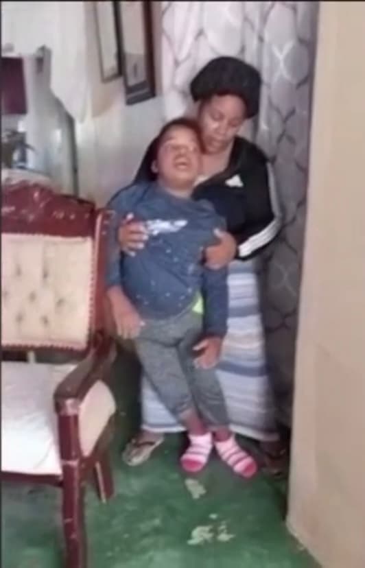 El impacto de la enfermedad hizo que toda la familia tuviera que mudarse hasta el municipio de Constanza, entre plantaciones agrícolas, donde han recibido el apoyo de seres queridos para tratar de juntar algo de dinero para encontrar a un especialista en el extranjero, al no encontrar medicamentos para tratar a su hijo dentro de su país. 
<br>