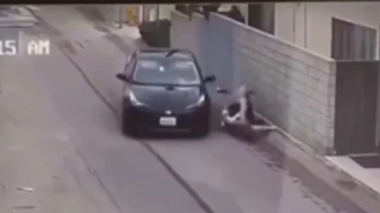 Video capta el momento en que un menor drogado arrolla a una madre y su bebé en Venice: esto hicieron los testigos