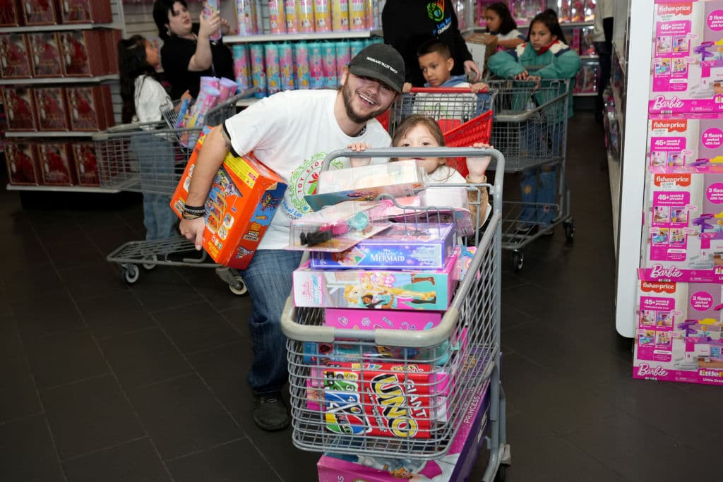 Prince Jackson,
<b>hermano de Paris y Bigi (antes Blanket)</b>, aseguró que los tres tienen algo muy característico de Michael Jackson. Su hermana actúa y canta, mientras que el menor produce y se enfoca en el cine. En su caso, confesó, es la filantropía: Se le "derrite" el corazón cuando ve a "los niños sonreír".