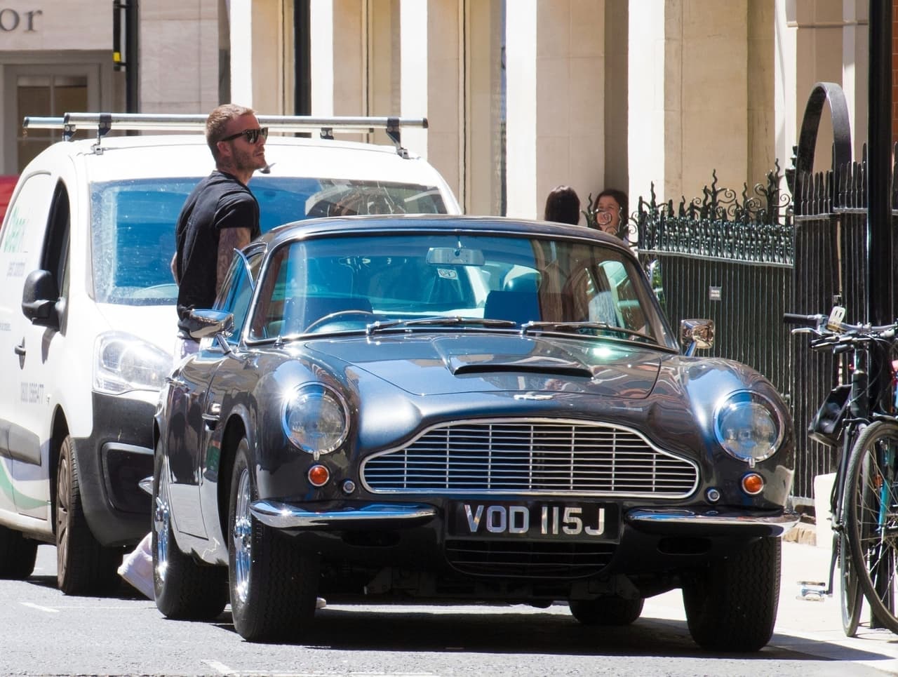 El Aston Martin DB5 1964
<b>utilizado en la película de Goldfinger</b> fue robado en 1997, en el sur de Florida, luego de que su entonces dueño pagara 250,000 dólares por el coche.
<b><a href="https://www.univision.com/noticias/autos-y-famosos/el-aston-martin-db5-de-james-bond-podria-ser-recuperado-muy-pronto" target="_blank">El modelo acaba de ser localizado al parecer en Medio Oriente</a></b> y podría ser recuperado pronto. El coche propiedad de Beckham es igual al auto del Agente 007, sólo que él lo utiliza pasear en solitario por Londres.