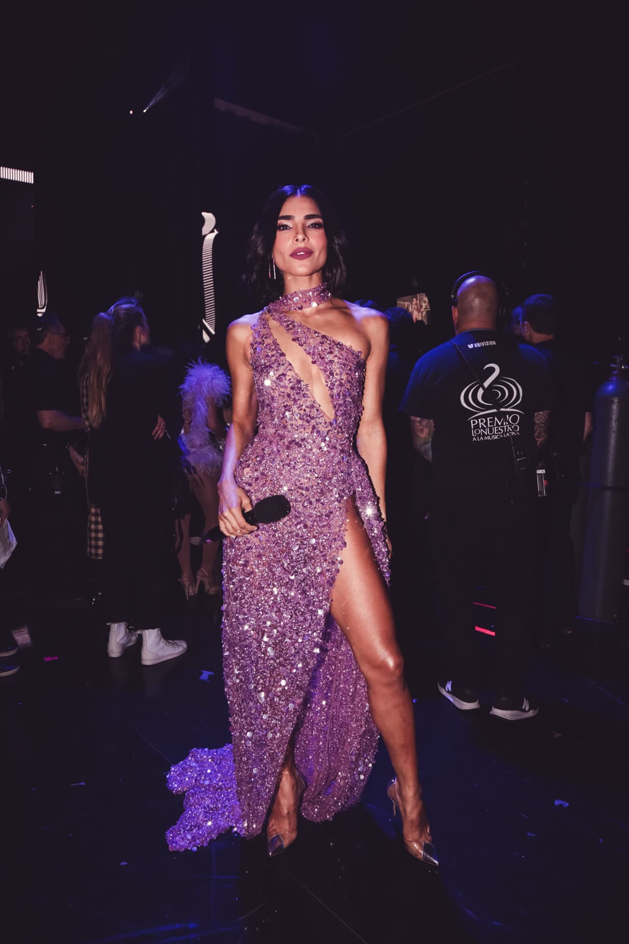 El escote asimétrico y pronunciado, así como la abertura en la pierna izquierda la hacían lucir deslumbrante.