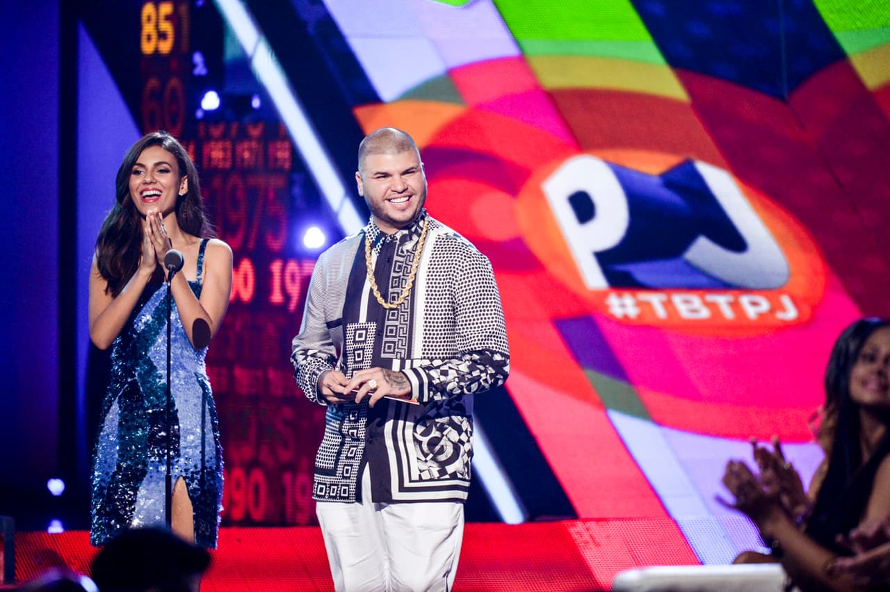 Victoria Justice y Farruko presentaron a los nominados en la categoría de 'Mi artista Regional Mexicano'.