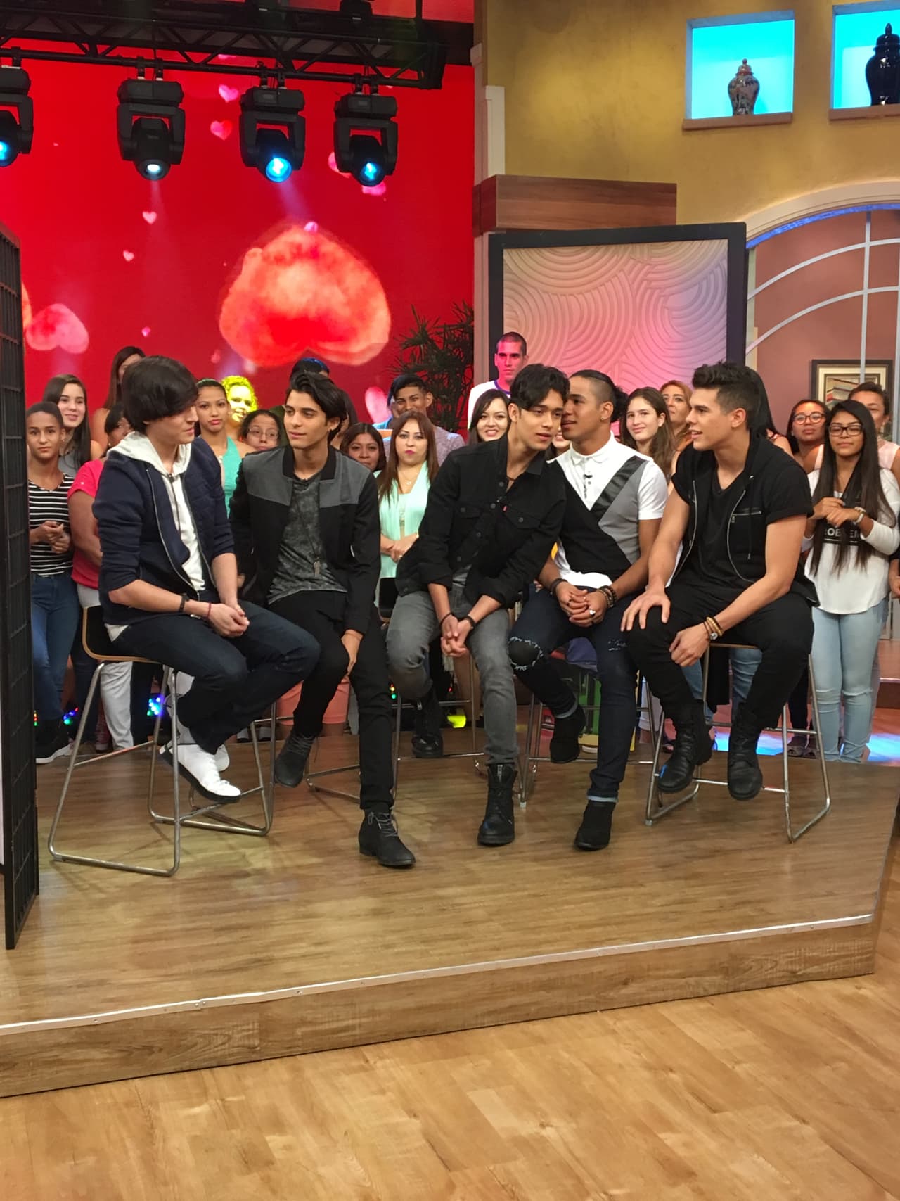 Los chicos de CNCO le entraron al debate sobre el significado de la amistad para los millennials.