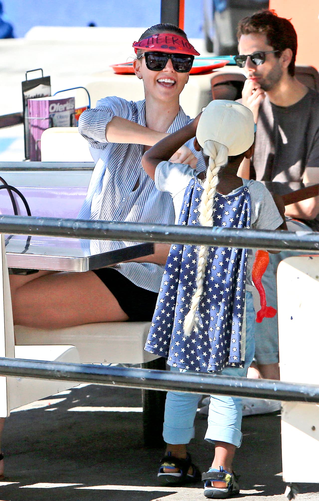 Además, el pequeño traía puesta una linda capa.