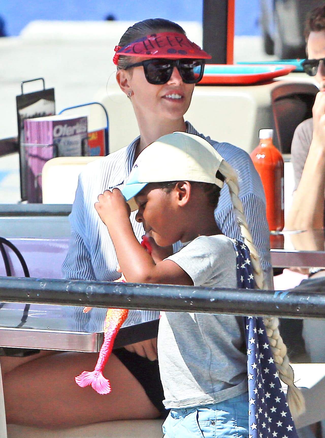 Jackson también llevaba una adorable muñeca de sirenita.