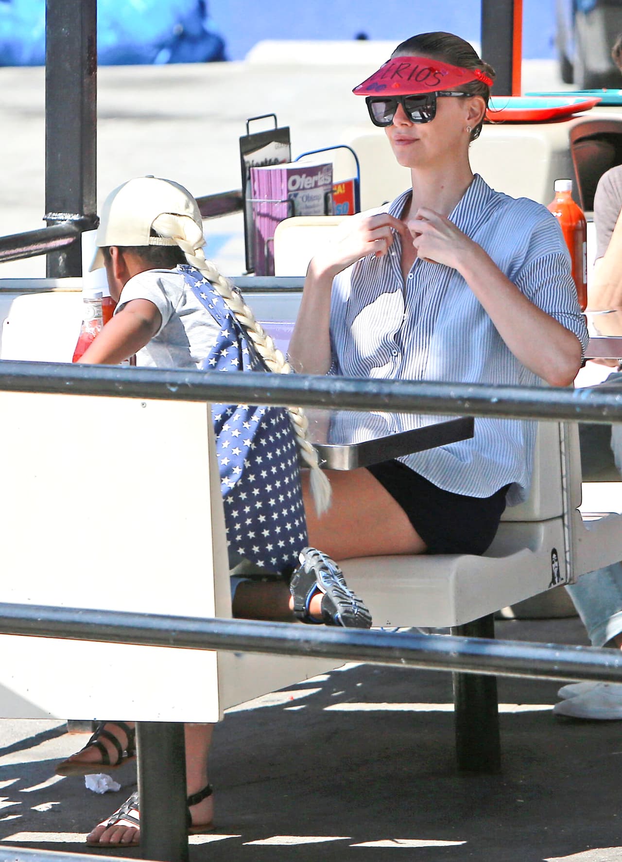 Charlize usó una vicera roja con la palabra "Cheerios".