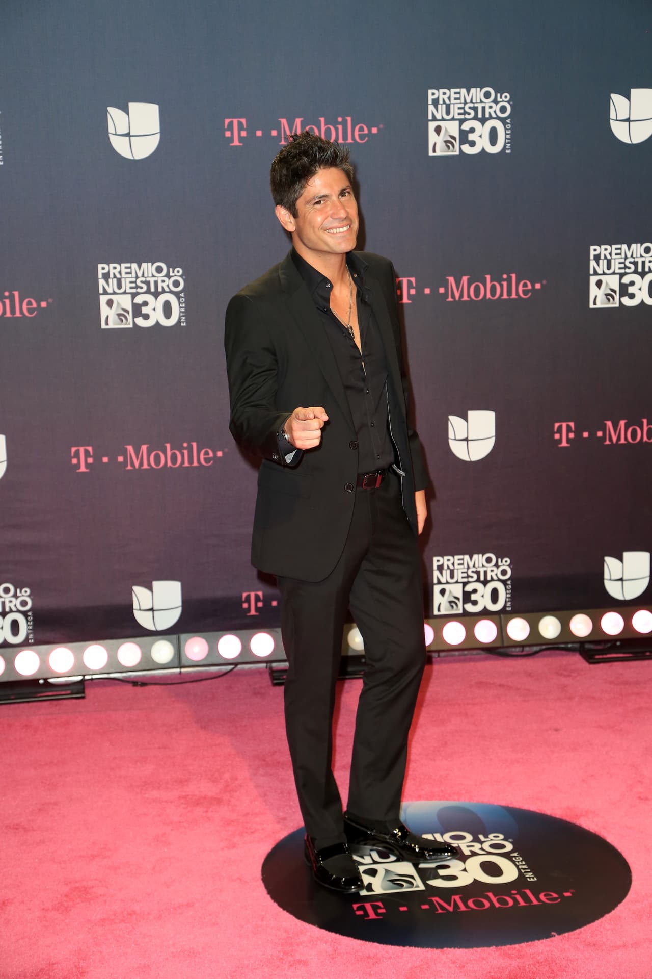 Poncho de Anda en un traje negro. Sencillo, pero elegante.