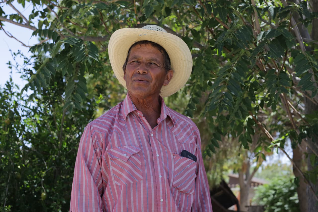 <b>Lorenzo García Domínguez, 65 años, colonia El Millón, Ciudad Juárez (Chihuahua).</b> Lorenzo García no sabe por quién votar este domingo. No cree en ninguno de los candidatos que han tocado su puerta en la colonia El Millón, en Ciudad Juárez, a escasos metros del muro fronterizo con El Paso.
<br>“Tanta gente que ha venido y tanto que han prometido... El día de la elección, cuando esté ahí frente a la planilla, decidiré”, asegura este campesino, quien cuenta lo difícil que se ha hecho trabajar en sus cultivos de alfalfa, algodón o de trigo por las presiones de criminales en la zona que le prohíben regarlos en la noche, cuando el flujo de agua es mayor. “Ningún candidato ha hecho nada por nosotros aquí”, lamenta.
<br>