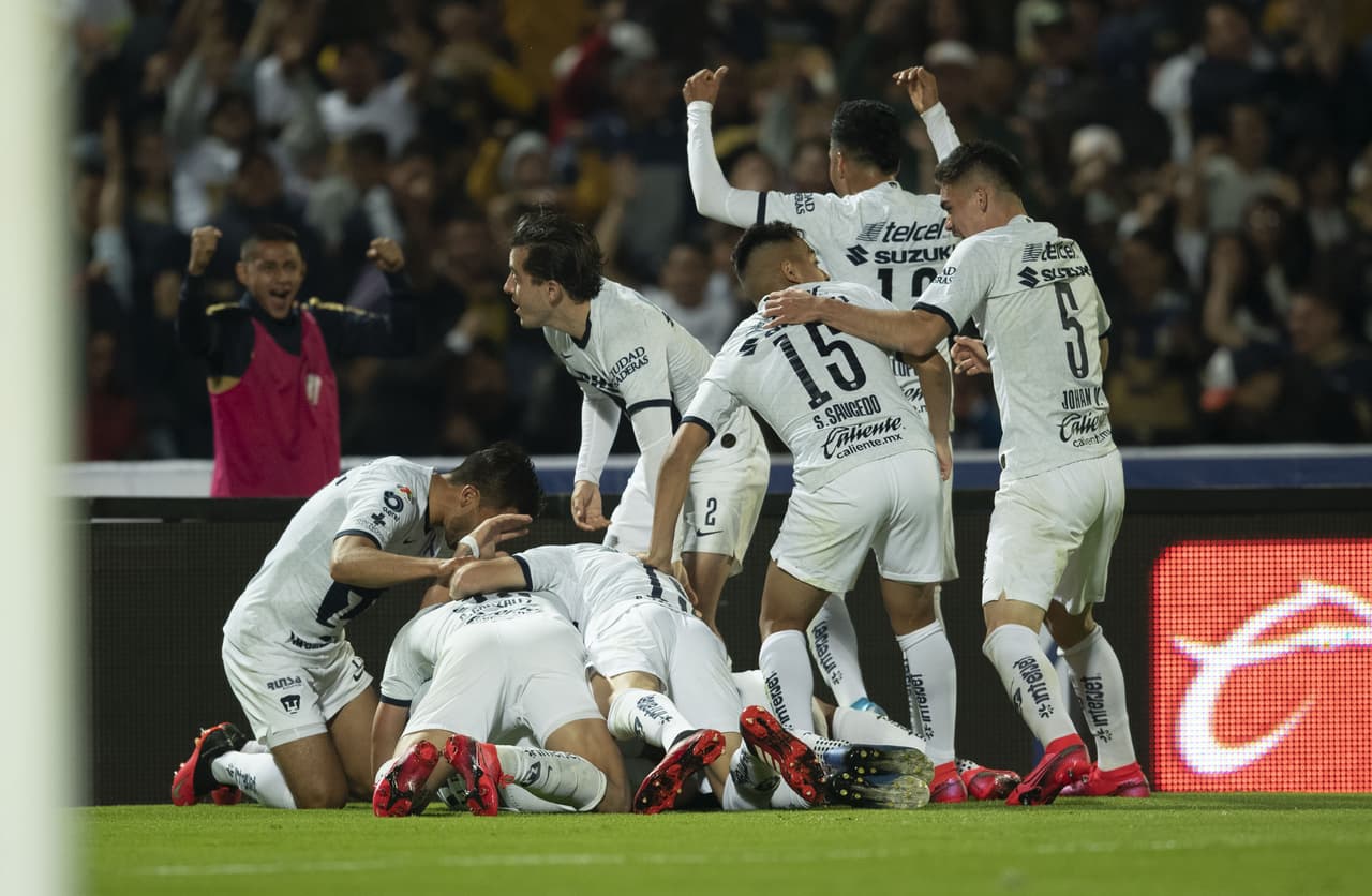 Tras dos minutos de haber empatado el partido, Pumas le vuelve a ganar la espalda a Paul Aguilar y Dinenno le da la vuelta al partido.