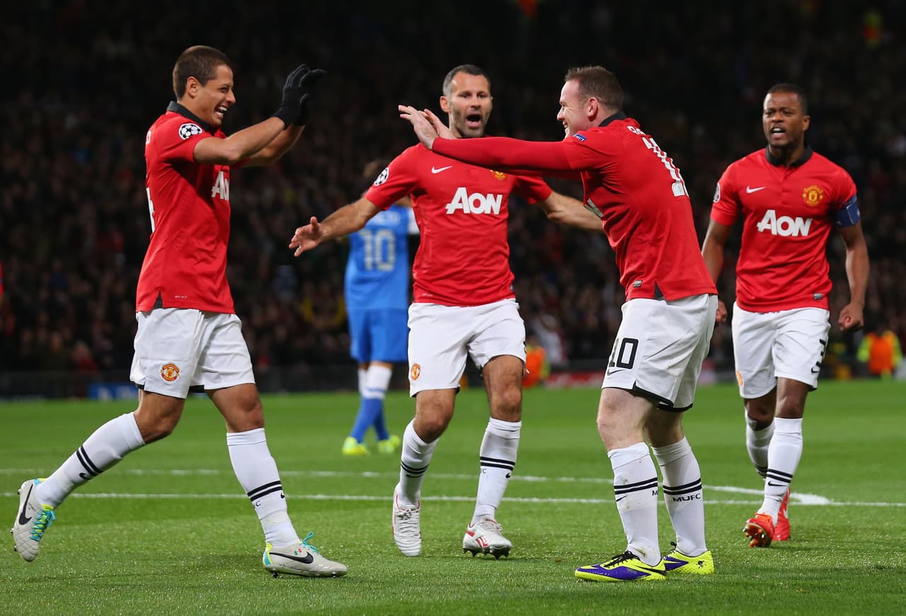 'Chicharito' pronto se ganó el respeto de los grandes referentes del equipo. Wayne Rooney elogió su disposición de trabajo y confesó que le sorprendía su capacidad para el juego aéreo.