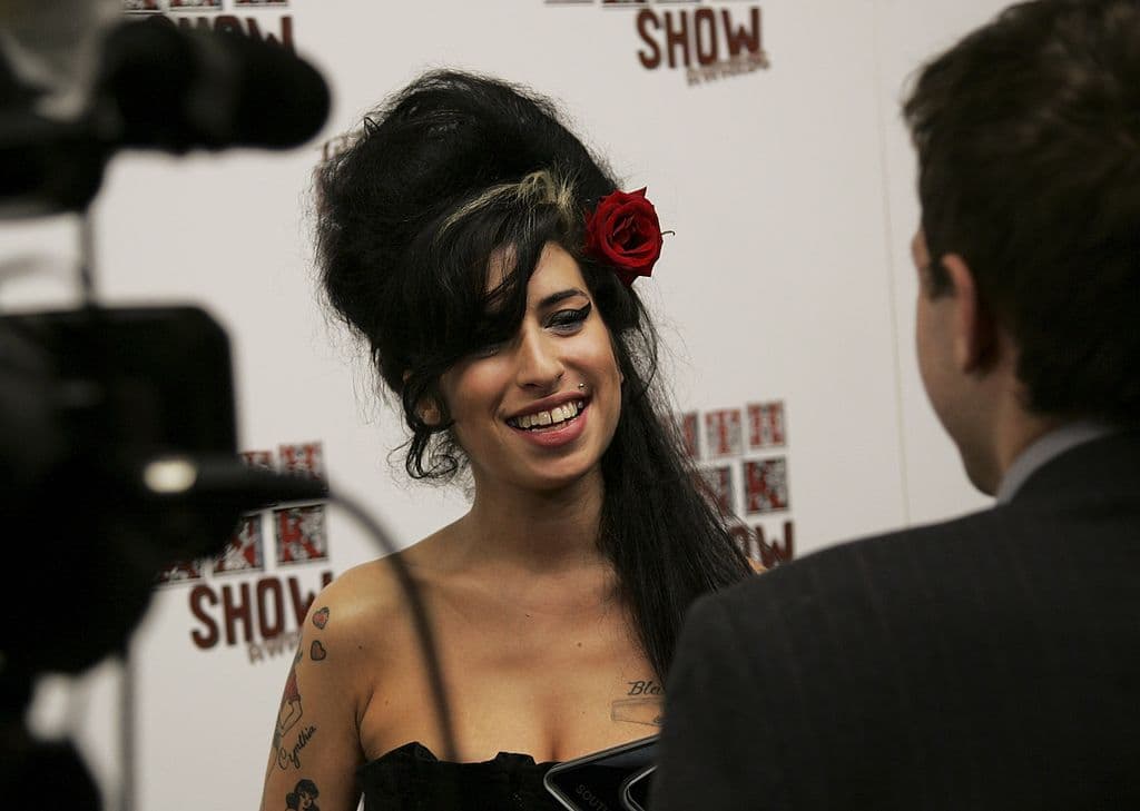 A sus 10 años, Winehouse había formado un grupo con su mejor amiga llamado 
<b>Sweet'n'Sour. </b>El desarollo musical de Amy según explicó la 
<a href="https://www.bbc.com/mundo/noticias/2011/07/110723_amy_winehouse_obituario_en" target="_blank">BBC</a> comenzó a temprana edad en academias de música y teatro como la 
<a href="https://www.syts.co.uk" target="_blank">Sylvia Young Theatre School</a>, de la cual fuera expulsada a los 16 años luego de hacerse un piercing en la nariz.