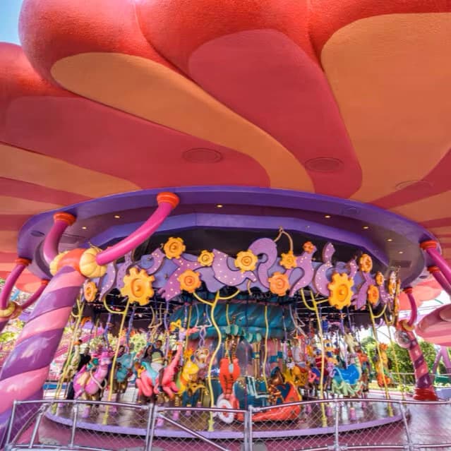 La mujer se cayó debido al "diseño negligente del paseo Carro-Seuss-El. No hubo señales de advertencia que advirtieran la condición peligrosa y el riesgo de caída", se establece en la demanda.