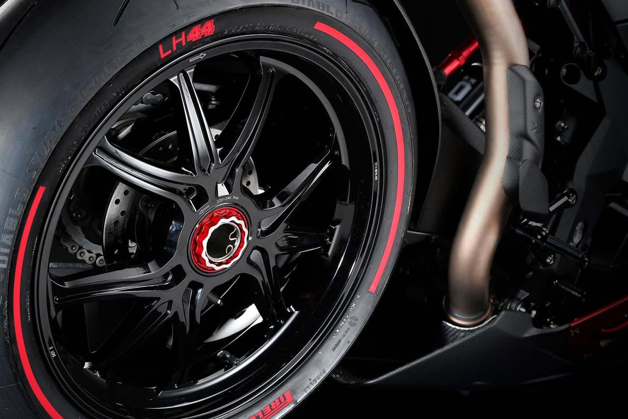 tuerca anodizada en la rueda posterior, neumáticos Pirelli Diablo Supercorsa con una línea roja en las paredes con el logo LH44 rojo.