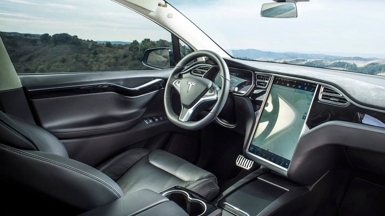 Al igual que el Tesla Model S, la camioneta Model X puede ser adquirida en varias configuraciones. Su rango de precios va desde 75,500 dólares para el modelo 75D hasta 140,000 dólares para el modelo P100D. La autonomía de las diversas configuraciones varía desde 417 a 518 caballos de fuerza y autonomía va desde las 237 millas por carga hasta las 289 millas.