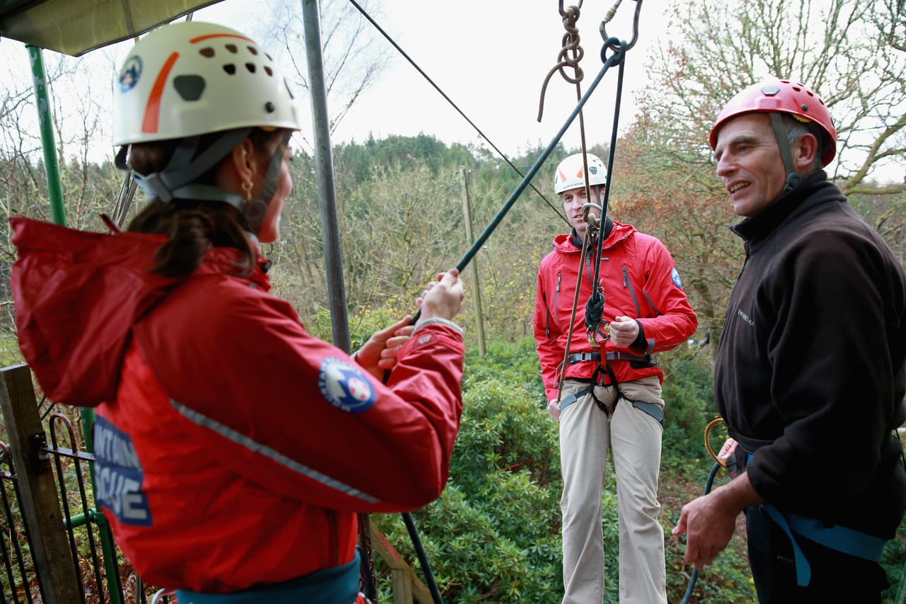 Los Duques escuchando muy atentos qué debían hacer.