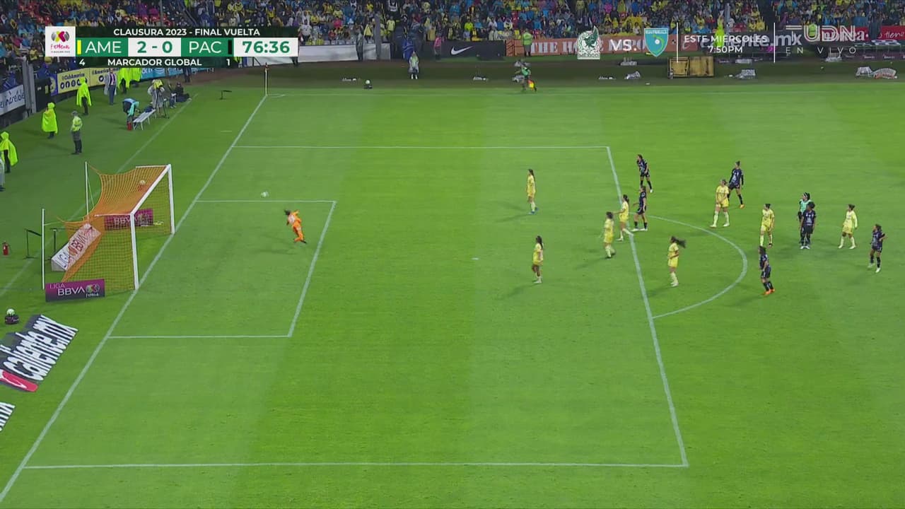 ¡Quiso madrugar! Charlyn Corral quiso anotar pero González lo impidió