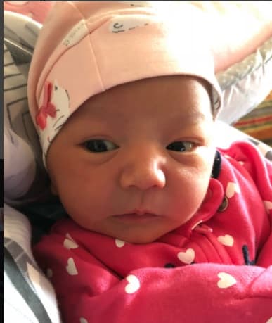 "Me siento muy feliz y emocionado de presentarles a mi hija Emilia 'La Bolitochita'. Nació este 27 de noviembre de 2017", concluyó en la publicación el intérprete de 'Sería un error'.