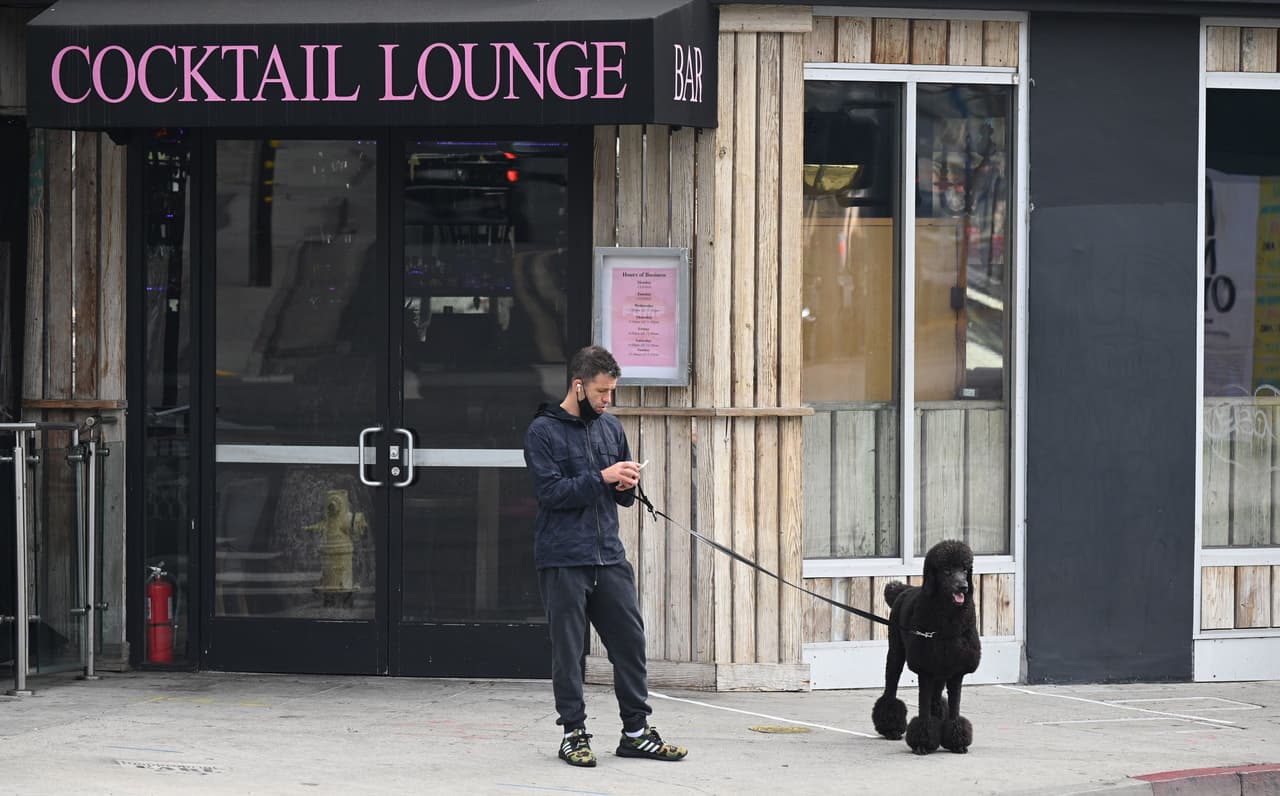 La nueva restricción divide a la Junta de Supervisores de Los Ángeles, ya que al menos dos de cinco sostienen que las operaciones de los restaurantes no representan un significativo impacto con relación al repunte de la pandemia, de acuerdo con los reportes del Departamento de Salud Pública.