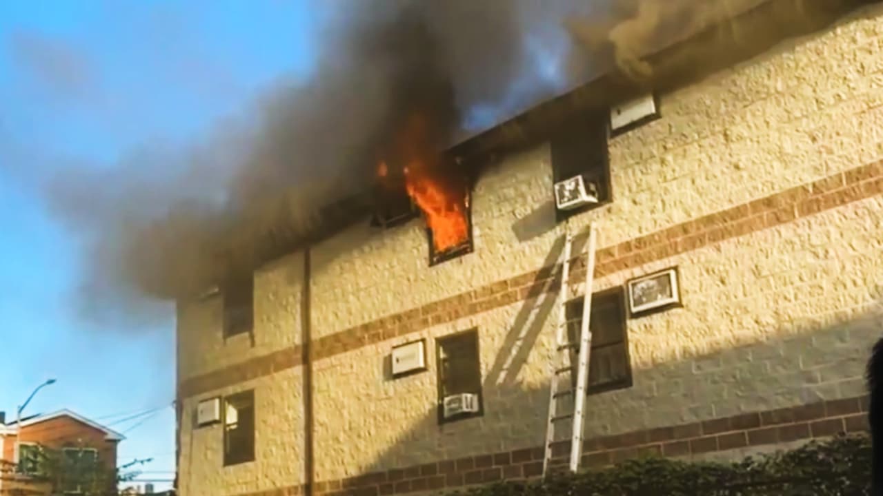Un hombre salta por la ventana de un tercer piso durante el incendio de un edificio en Queens