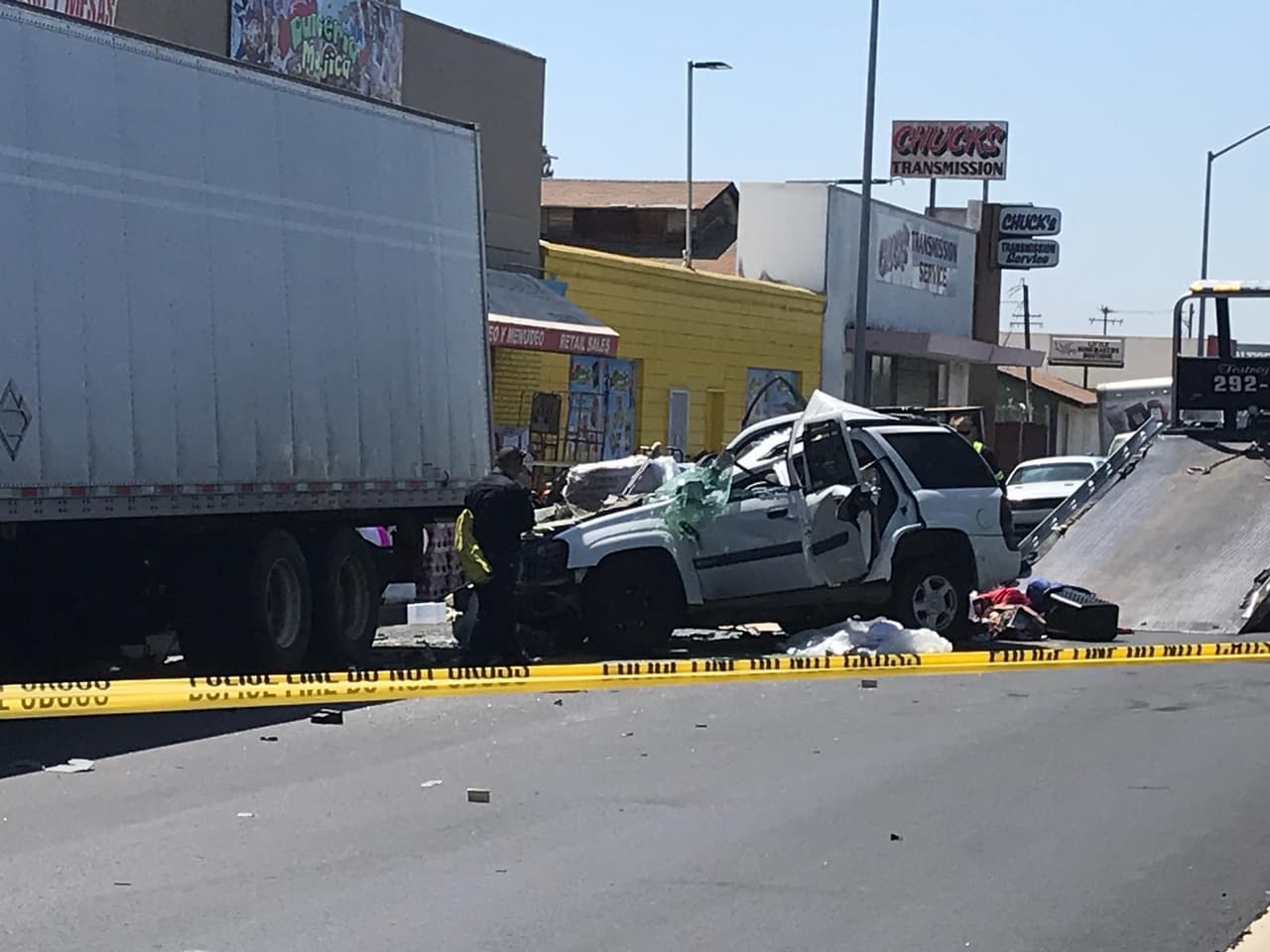 Mujer muere luego que vehículo SUV choca contra estacionamiento en Fresno