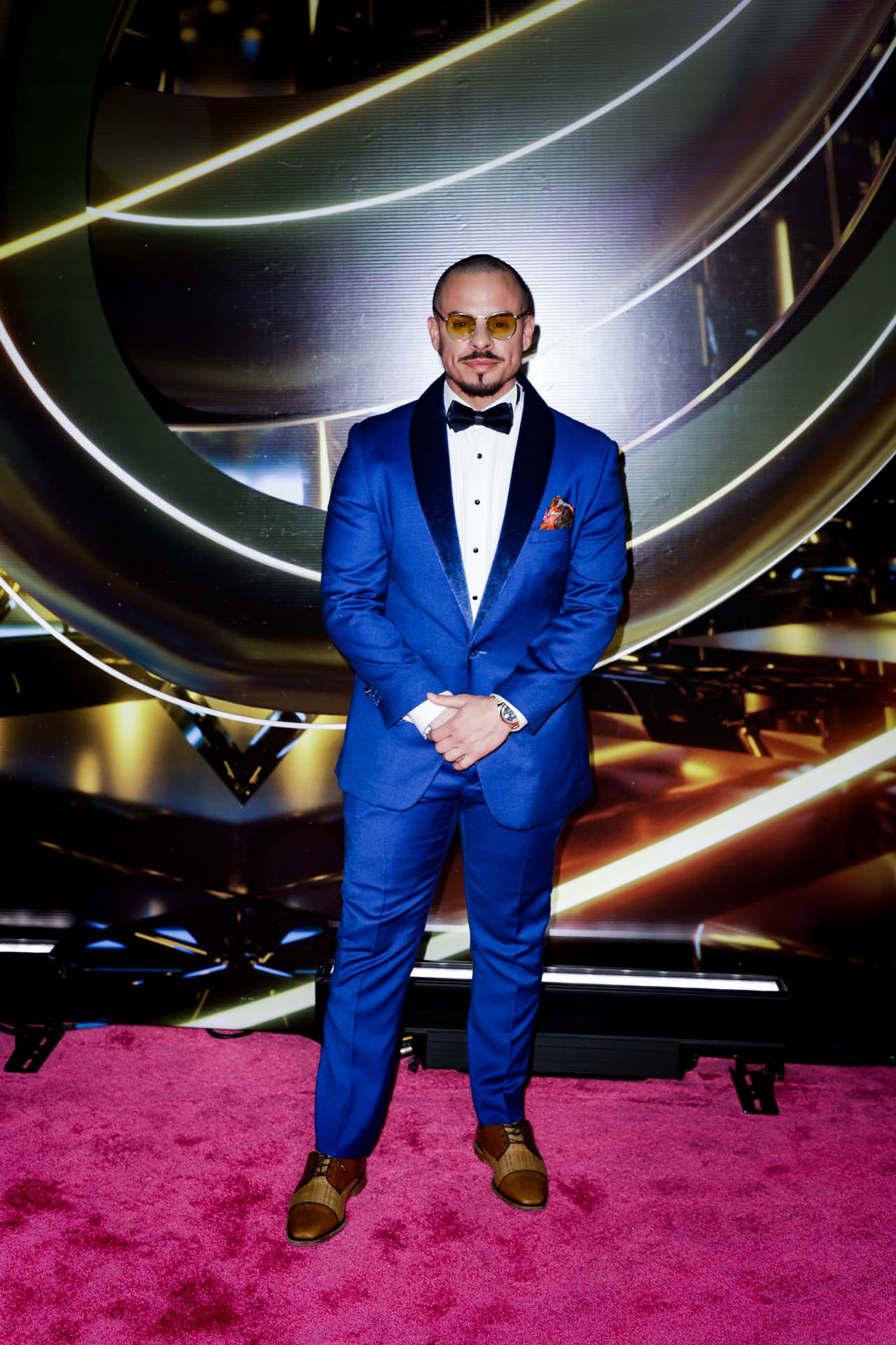 Casper Smart desfiló con un traje azul rey que contrastó con la alfombra magenta.