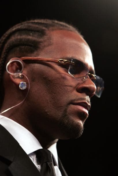 R. Kelly recibió varios cargos en su contra por incidentes con niñas menores de edad. A sus 25 años en 1994, R. Kelly se casó con la cantante Aaliyah, de sólo 15 años. El matrimonio fue anulado 5 meses después ya que la menor no tenía el permiso de sus padres. En 1996, una mujer demandó al cantante por haberla inducido a tener relaciones sexuales en grupo con otras menores de edad. En este caso, el cantante accedió a pagarle $250 mil.