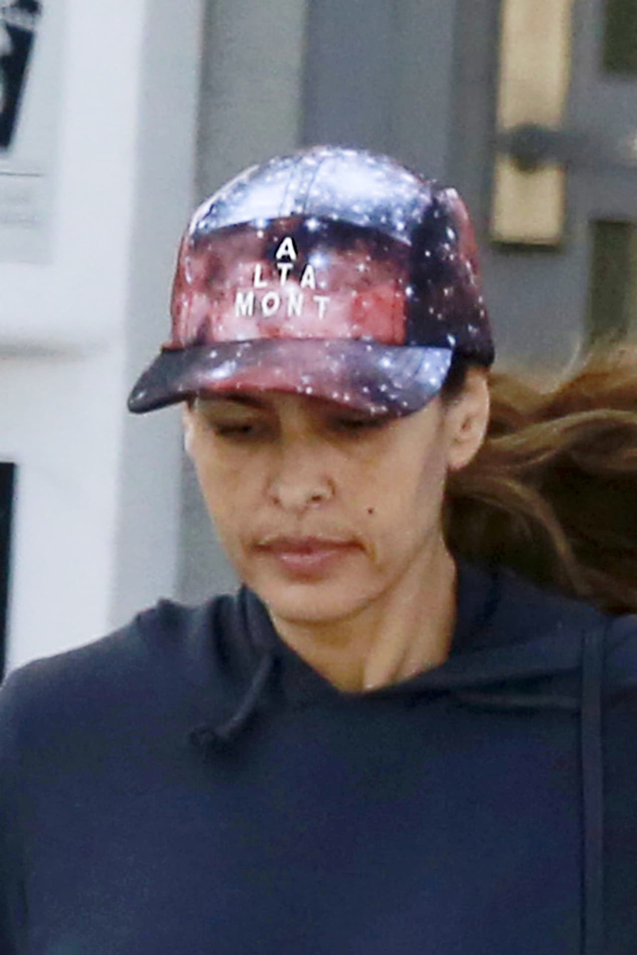 La esposa de Ryan Gosling huyó de las cámaras por traer la cara lavada.