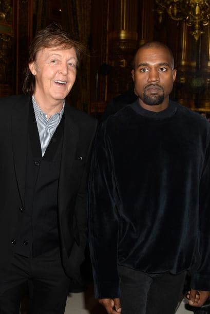 En primera fila del desfile de Stella McCartney estuvo Paul McCartney, con un look muy sobrio.