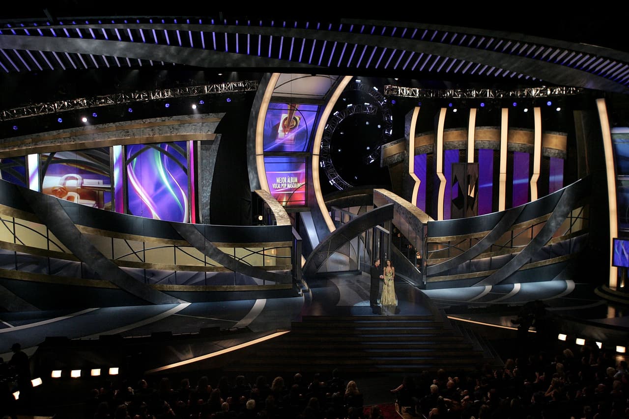 <h2><b>PRIMER LATIN GRAMMY.-</b></h2> La primera entrega de este galardón se llevó a cabo en el Staples Center de Los Ángeles, el 13 de septiembre del 2000.