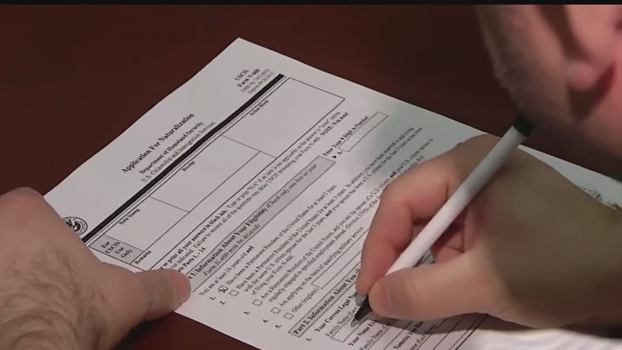 Muchas personas ya cumplen los requisitos para recibir la 
<b><a href="https://www.univision.com/local/houston-kxln/estos-son-los-cambios-que-tendra-el-examen-para-obtener-la-ciudadania-estadounidense-video">ciudadanía estadounidense</a></b>, pero no están preparadas para el 
<b><a href="https://www.univision.com/noticias/inmigracion/examen-de-ciudadania-en-espanol-e-ingles-gratis">examen</a></b> que se requiere. Mariana Sánchez, de la organización 
<b><a href="https://www.facebook.com/BondingAgainstAdversity/" target="_blank">Bonding Against Adversity</a> </b>en Houston, explica en qué consisten las clases, los días que estarán disponibles y la forma en la que puedes acceder a ellas.