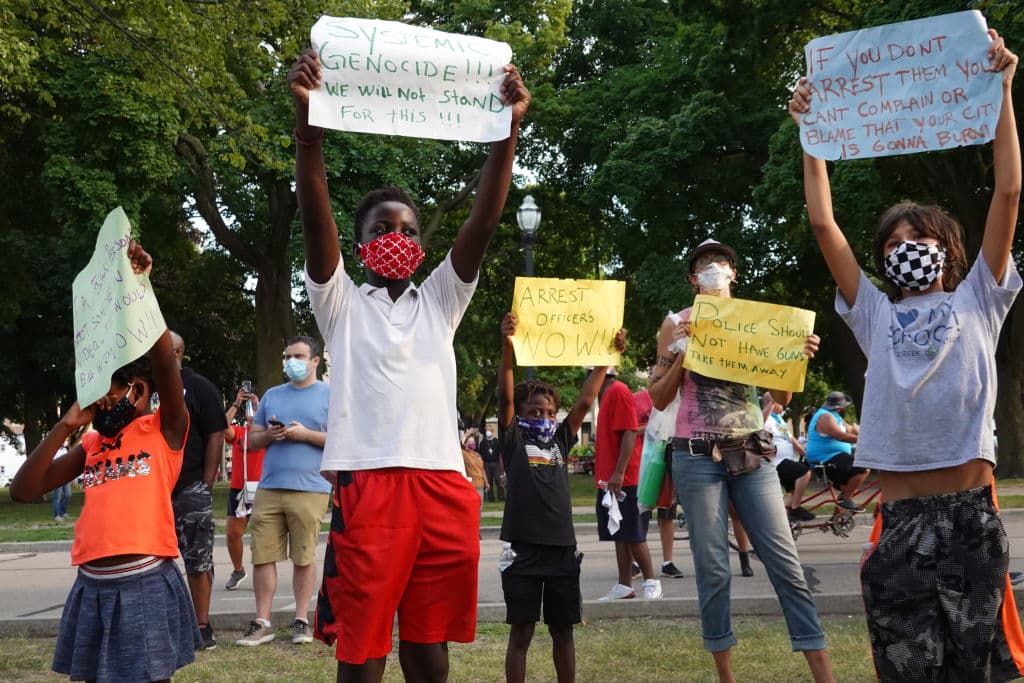 El gobernador Evers, también demócrata, urgió a la Legislatura estatal, controlada por los republicanos, a abordar un paquete de proyectos de ley que presentó a principios de este año con respecto a la policía. "El racismo es una crisis de salud pública. No hay tiempo que perder", dijo.