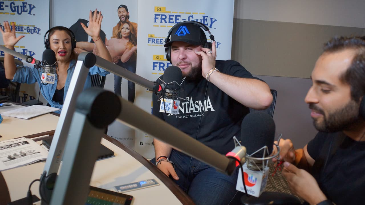 Sin pelos ni tapujos, El Fantasma se metió al Free-guey show y hasta acabó con la piñata de La Bronca.