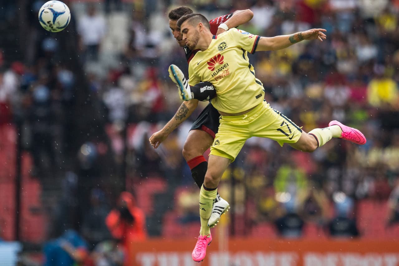 Gracias a su buena estatura (6’0”) y fuerza en las piernas, su disparo de corta y larga distancia hacia el arco es tremendamente efectivo.