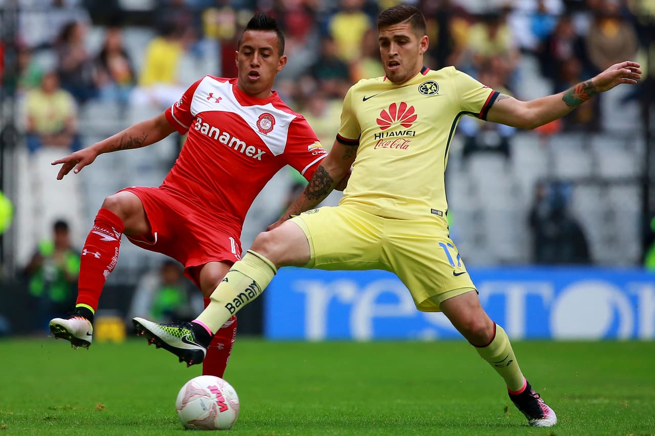 A los 16 años de edad dejó su ciudad natal para unirse a la escuela del F.C. América.