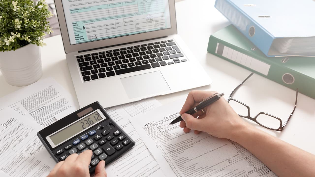 <h3 class="cms-H3-H3">Fechas clave que no se pueden ignorar 📆</h3> 👉🏻 Los PTIN vencen el 31 de diciembre del año para el que se emiten. 
<br>👉🏻 Los PTIN de 2025 vencen el 31 de diciembre de 2025. 
<br>Renovar después de esa fecha
<b> implica no poder preparar impuestos legalmente</b> hasta completar el trámite.