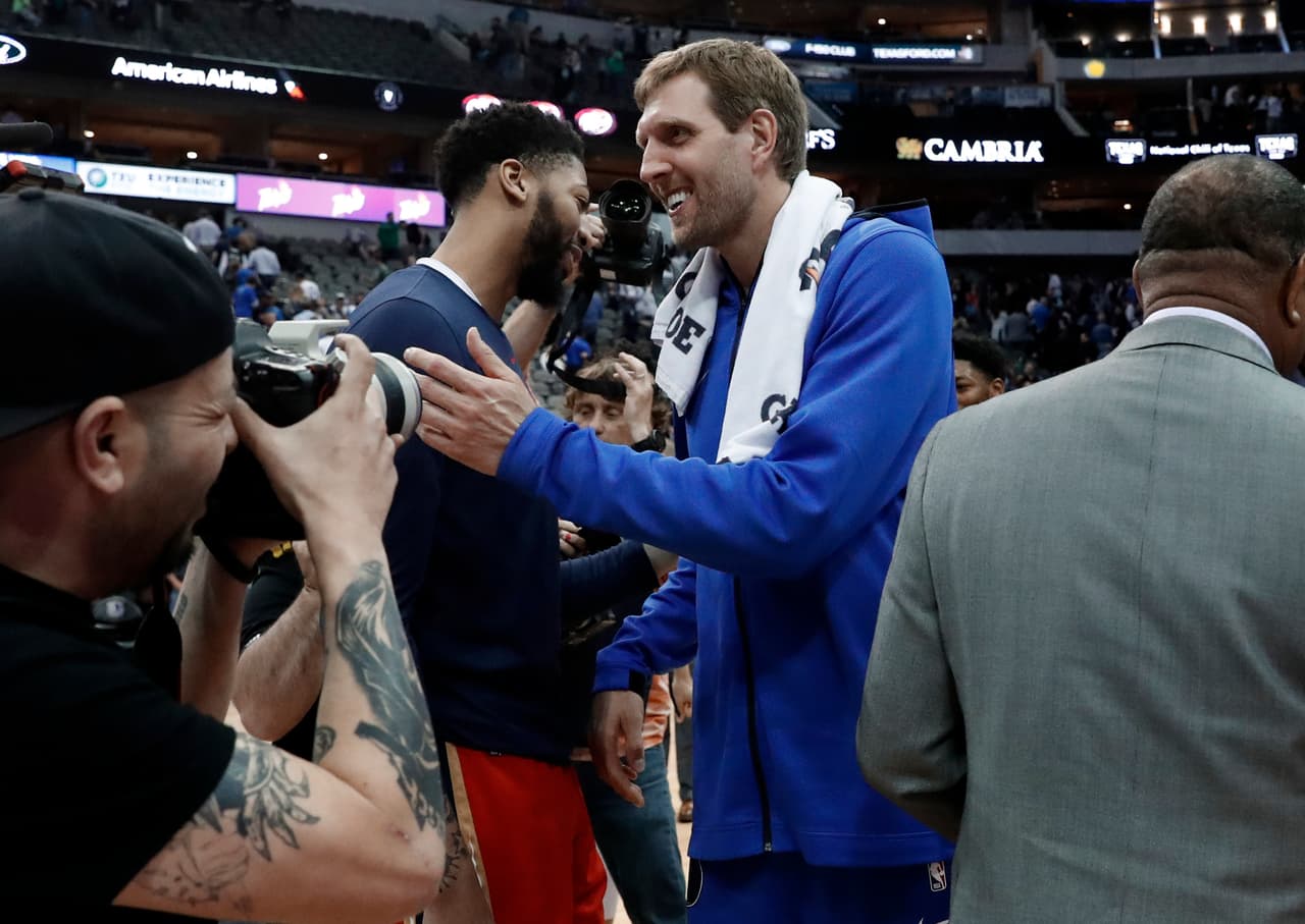 El astro de los Dallas Mavericks Dirk Nowitzki se convirtió esta noche del lunes 18 de marzo en el sexto mejor anotador en la historia de la NBA y lo logró gracias a uno de sus patentados 'jumpers' de larga distancia.