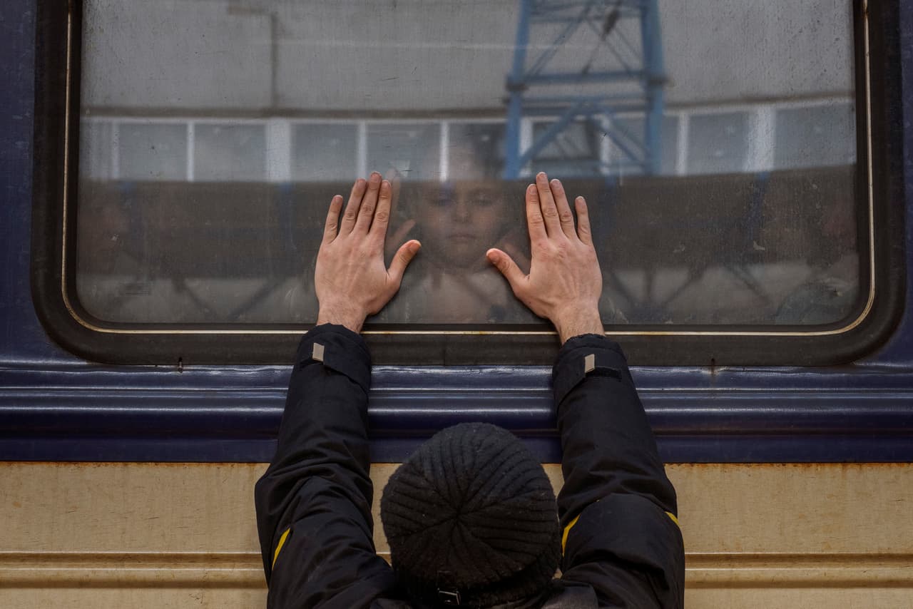 El 3 de marzo, 
<a href="https://www.univision.com/noticias/mundo/invasion-ucrania-guerra-agua-crimea">Jersón </a>se convierte en la primera ciudad del sur de Ucrania en caer en manos rusas.
<br>
<br>En la foto: Aleksander, de 41 años, pone sus palmas contra la ventana mientras se despide de su hija Anna, de 5 años, en un tren a Leópolis esde Kiev. Aleksander se quedó a pelear mientras su familia abandona el país para buscar refugio.
<br>