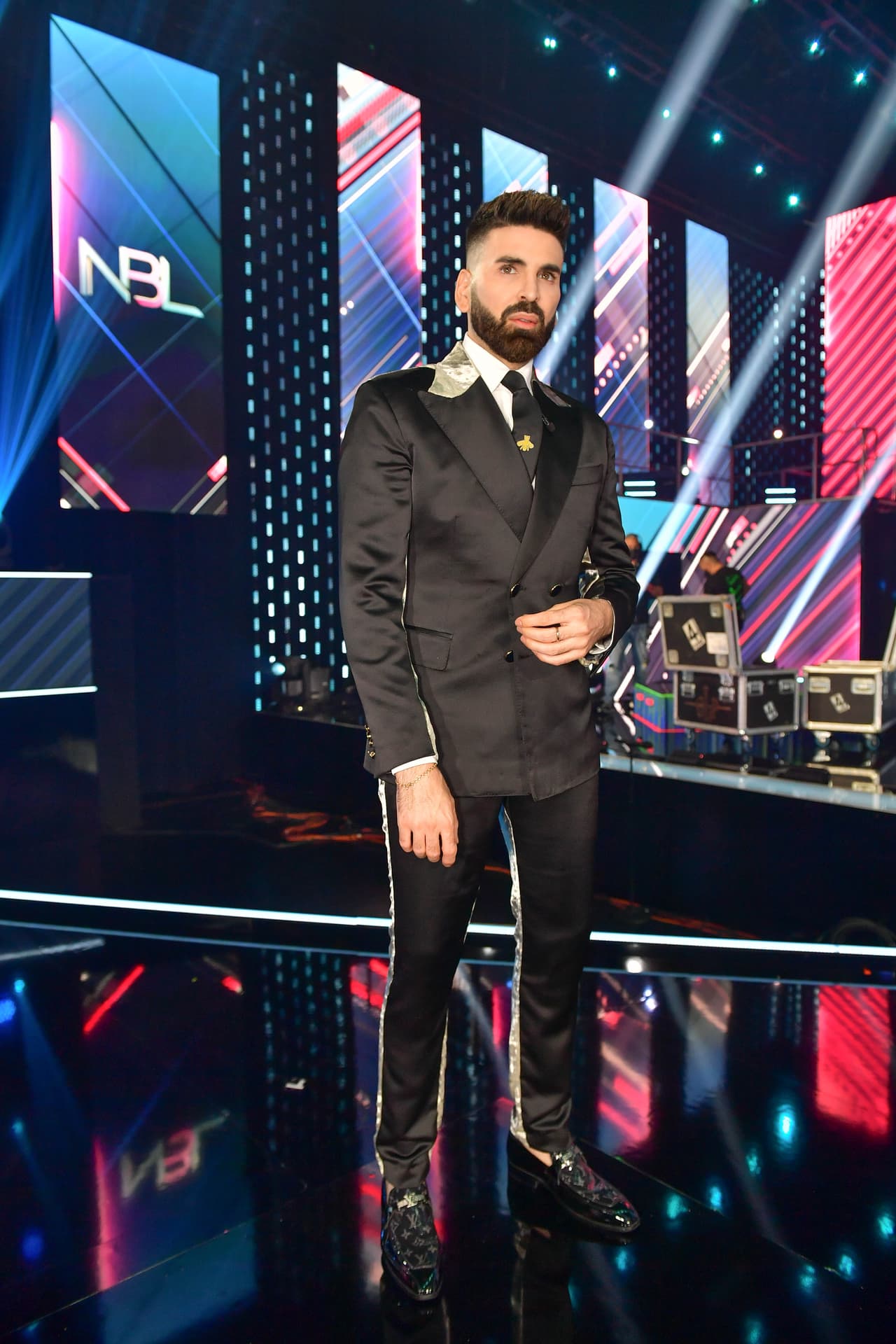 Otro de los outfits más impactantes del juez se vio en el tercer show de la temporada. De primera vista podría parecer un traje clásico de color negro, pero si te fijas en los detalles notarás que se trata de una prenda muy particular.