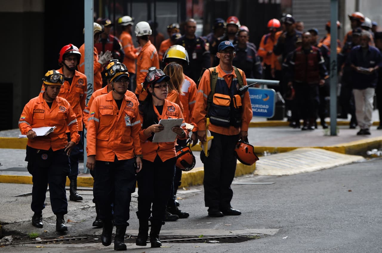 Decenas de miembros de Protección Civil se acercaron para investigar el estado del emblemático edificio después del terremoto. El Servicio Geológico de Estados Unidos dijo que el epicentro del sismo fue 21 kilómetros al noroeste de la localidad Yaguaraparo, unas 365 millas al oeste de Caracas en el estado Sucre.