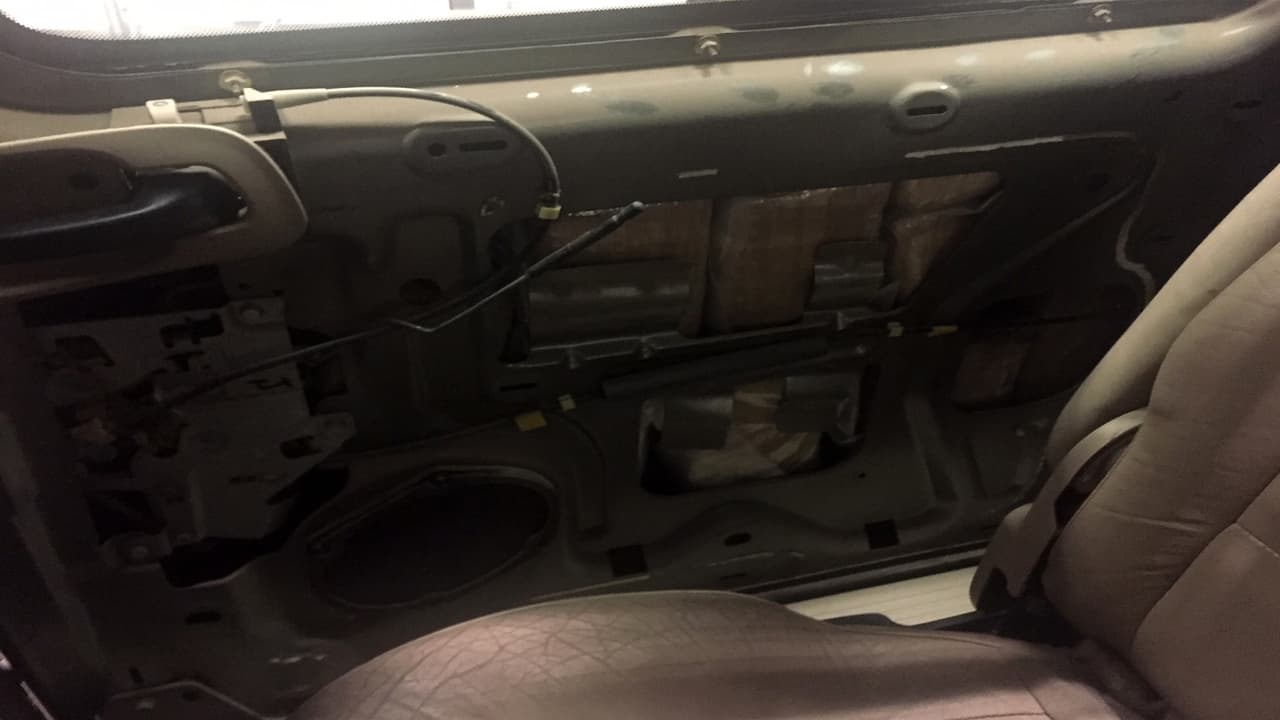 La mujer cruzó la droga escondida en varios compartimientos de vehículo.