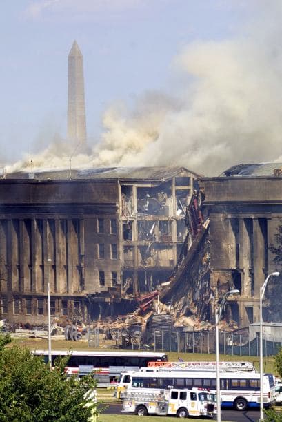 El 11 de septiembre Estados Unidos fue víctima de horrendos ataques terroristas: Al Qaeda secuestró e impactó cuatro aviones contra varios objetivos y que causaron la muerte y destrucción, siendo el episodio que precedería a la guerra de Afganistán y a la adopción por el Gobierno estadounidense y sus aliados de la política denominada de Guerra contra el terrorismo. Los atentados fueron cometidos por diecinueve miembros de la red yihadista Al-Qaida,1 divididos en cuatro grupos de secuestradores, cada uno de ellos con un terrorista piloto que se encargaría de pilotar el avión una vez ya reducida la tripulación de la cabina. Los aviones de los vuelos 11 de American Airlines y 175 de United Airlines fueron los primeros en ser secuestrados, siendo ambos estrellados contra las dos torres gemelas del World Trade Center, el primero contra la torre Norte y el segundo poco después contra la Sur, provocando que ambos rascacielos se derrumbaran en las dos horas siguientes.2 3 El tercer avión secuestrado pertenecía al vuelo 77 de American Airlines y fue empleado para ser impactado contra una de las fachadas del Pentágono, en Virginia. El cuarto avión, perteneciente al vuelo 93 de United Airlines, no alcanzó ningún objetivo al resultar estrellado en campo abierto, cerca de Shanksville, en Pensilvania, tras perder el control en cabina como consecuencia del enfrentamiento de los pasajeros y tripulantes con el comando terrorista.