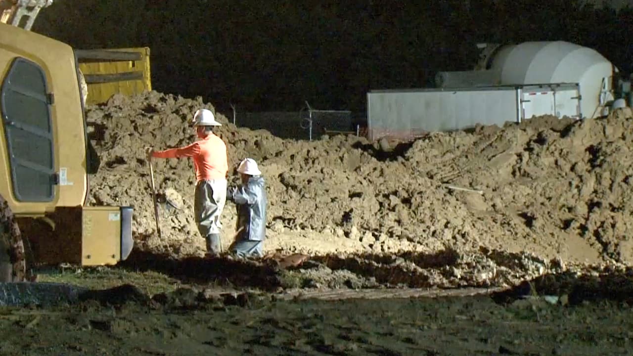 "Ya se han adelantado algunos trabajos para reemplazar las tuberías averiadas, pero las fuertes lluvias podrían empeorar el problema”, se lee en un tuit de HCSO.
<br>